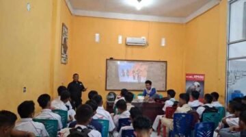 PT AHM Terapkan Safety Riding ke Siswa XI SMKN 1 Pangkalan Kerinci